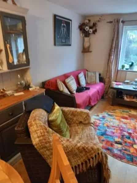 2 Bedroom Mid Terrace House Near Hinchley Wood Station