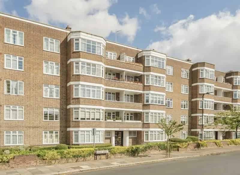 Three Bedroom Apartment Requiring Modernisation Near Garden