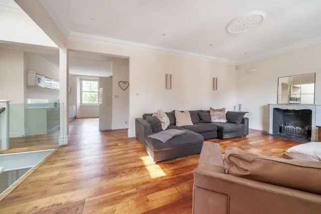 Flat to rent in Linden Gardens, London W2