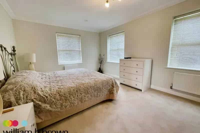 Modern 4-Bedroom Family Townhouse Near Town Centre