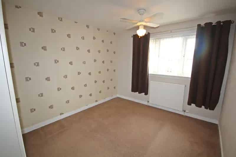 3 Bed Mid Terraced House Huntly Modern Kitchen Spacious Lounge
