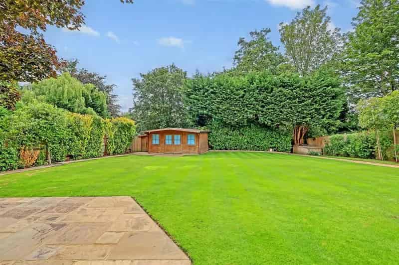 6 Bedroom Detached House For Sale