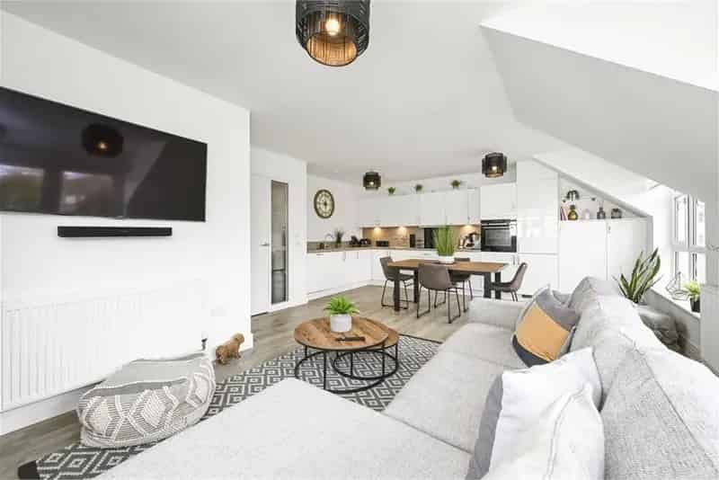2 Bed Flat Balerno Top Floor Modern Development
