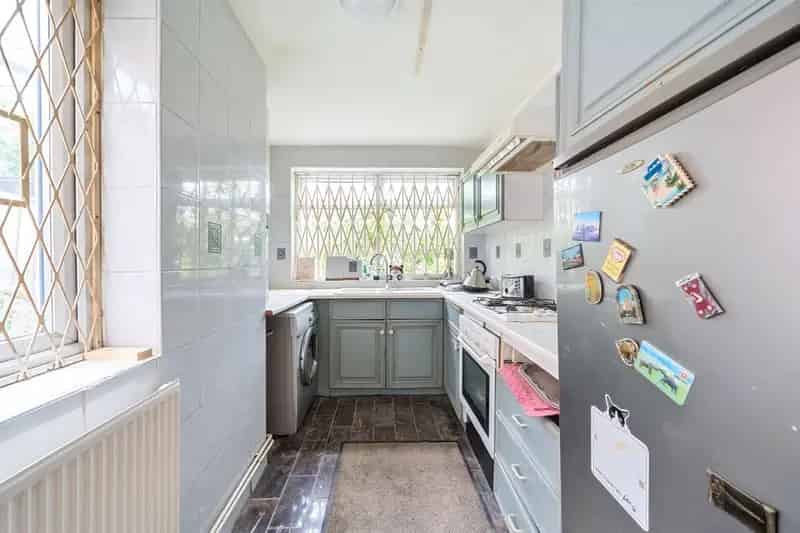 Spacious 5-Bedroom House Near Acton Main Line Station