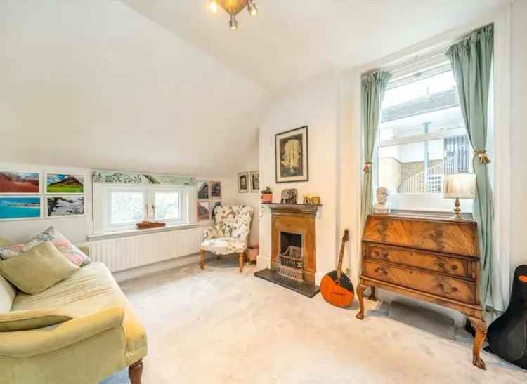 Wimbledon Town Centre 4-Bedroom Maisonette with Garden