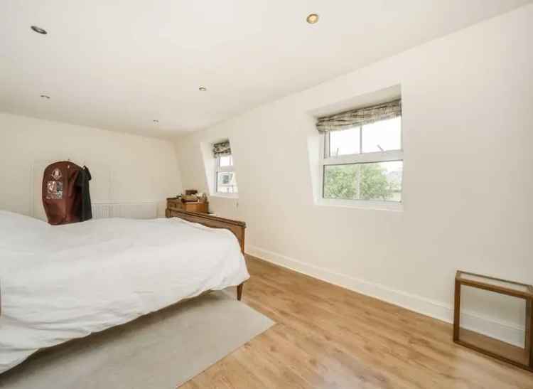 2 Bed 2 Bath Split Level Apartment with Terrace Brackenbury Village