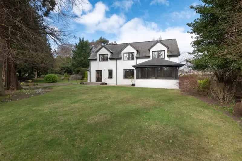 5 Bedroom Detached Villa For Sale in Dundee