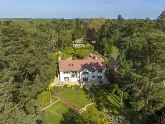Spacious Family Home with 5 Bedroom Suites and West-Facing Garden