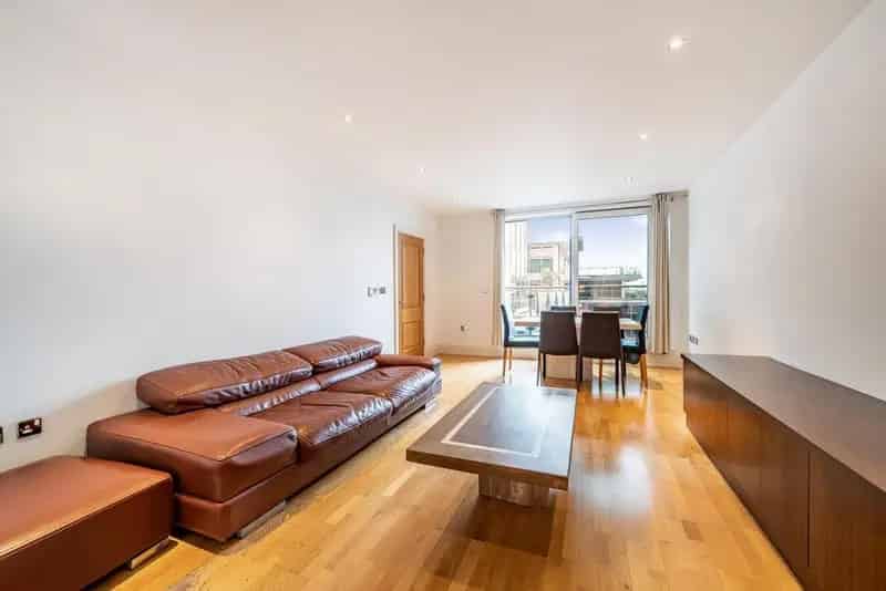 Spacious 2-Bed 2-Bath Modern Flat with River & Skyline Views