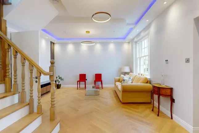 Three Bedroom House for Sale in South Kensington