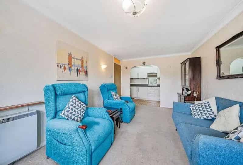 2 bed flat for sale