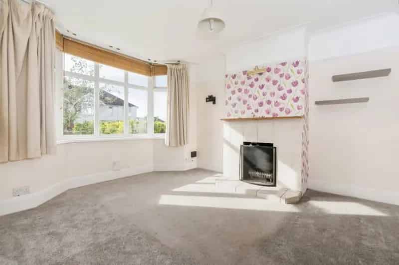 3 Bed Semi-Detached House Regents Park Off Road Parking