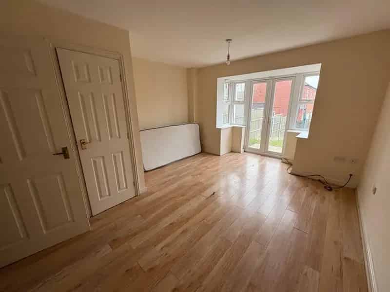 3 Bed House Near Train Station