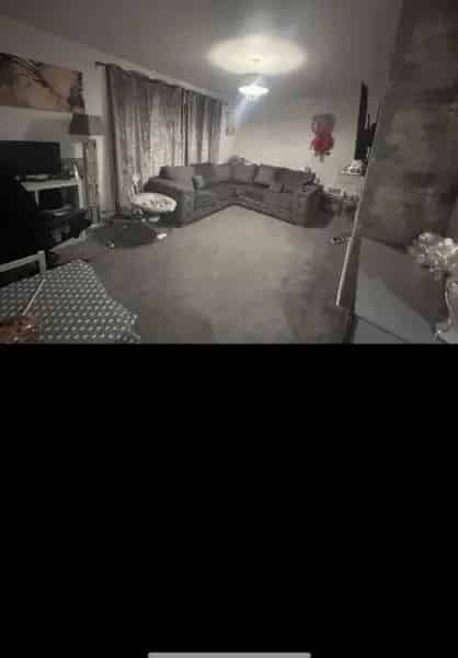 Freshly Painted Flat with New Kitchen and Flooring