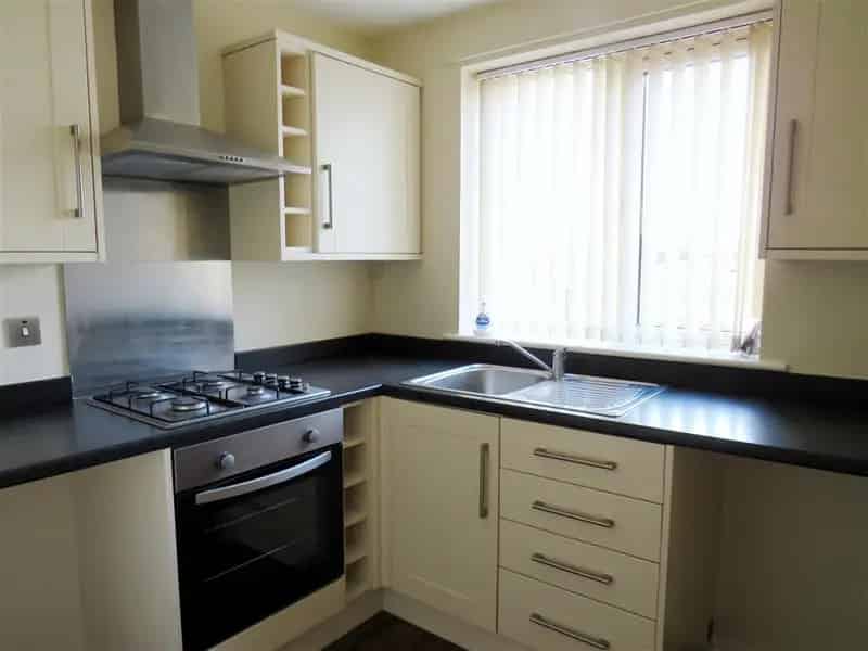Modern 2 Bedroom Apartment with Parking for Professionals and Couples