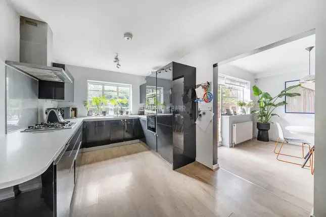 4 Bedroom Semi-Detached House for Sale in London N2