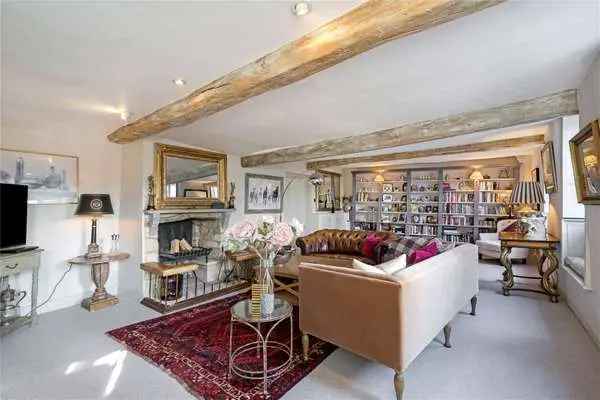 Characterful Grade II Listed House in Cirencester