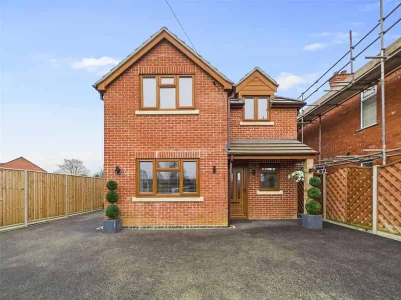 4 bedroom detached house for sale