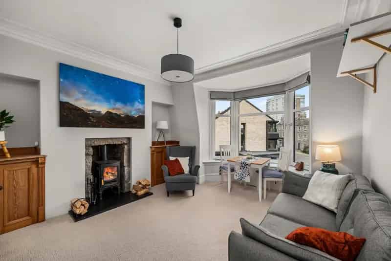Stunning 2 Bed Top Floor Flat near Deeside Line