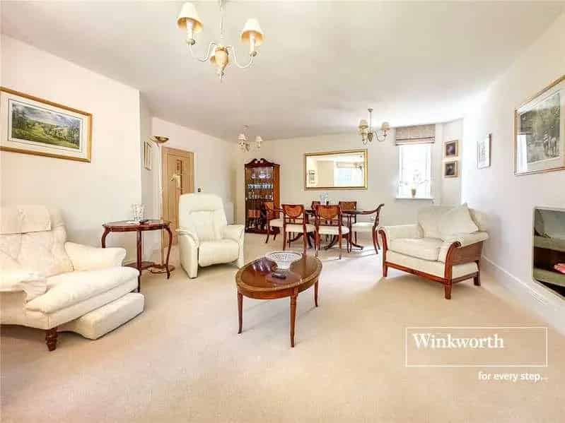 2 Bed Flat for Sale - Spacious Apartment with Garage and Parking