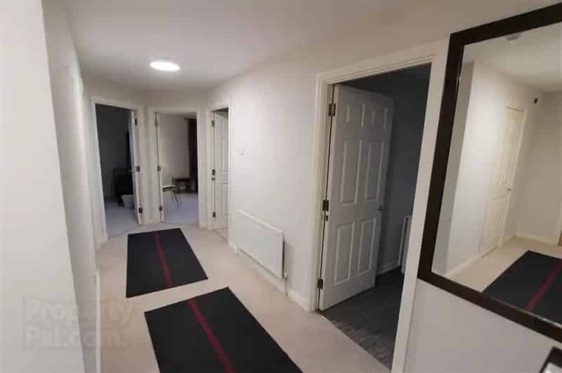 Spacious 2-Bed Apartment Clarendon Quay Belfast Modern Kitchen Secure Parking
