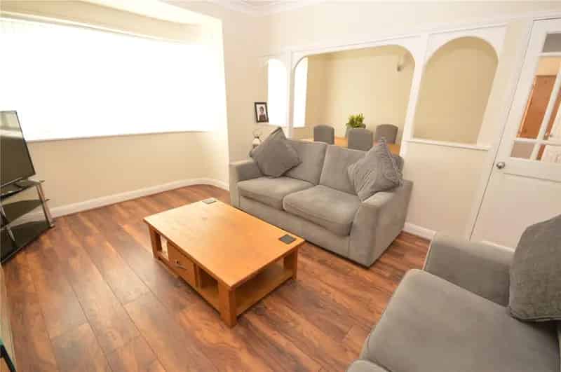 First Floor Apartment in Adel Leeds Two Bedrooms Modern Kitchen Communal Garden