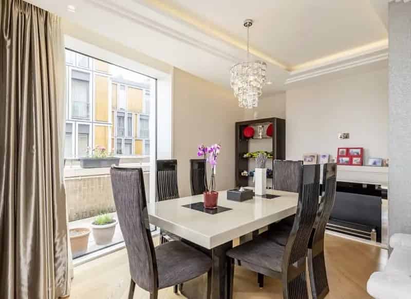 Luxury 4-Bed Apartment at 190 Strand