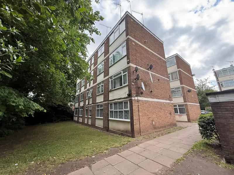2 Bedroom Flat for Sale - Auction July 10th