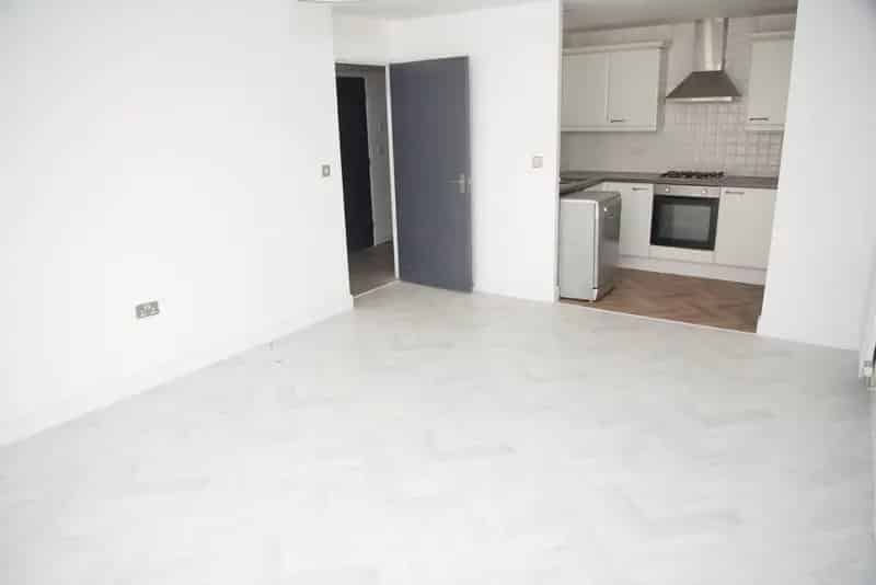 2 Bedroom Apartment House to Rent Near DLR Station