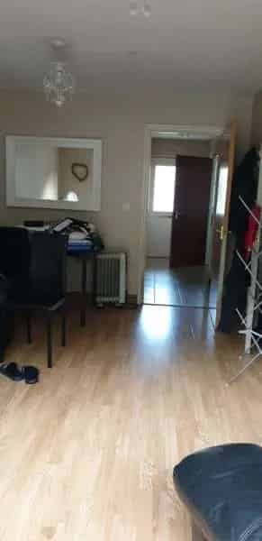3 Bed Townhouse Downsize to 2 Bed House Near Knaphill Woking
