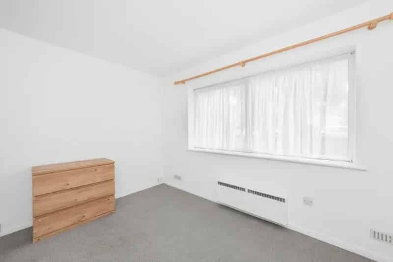 1 Bedroom Flat for Sale Burnt Ash Hill