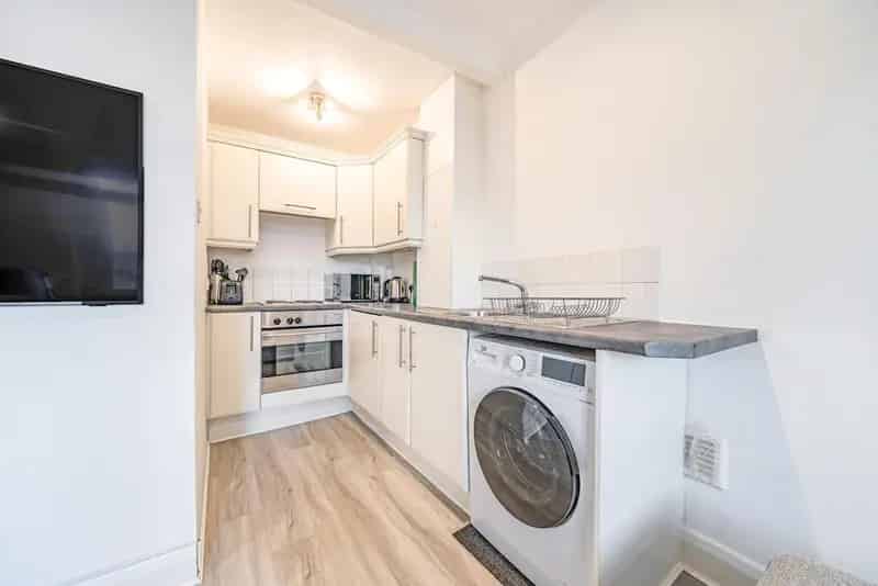 Superb One Bedroom Flat with Modern Charm