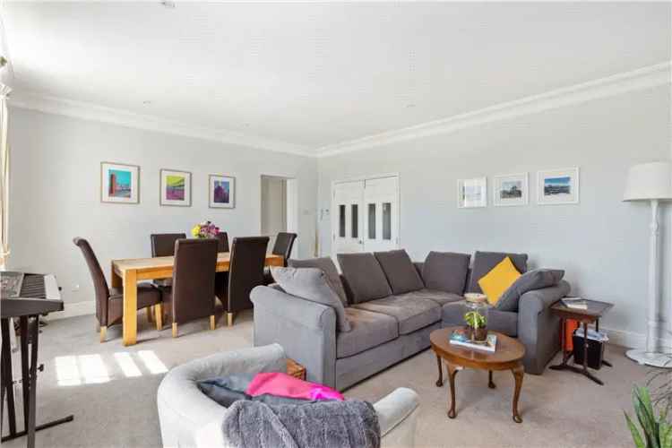3 Bedroom Flat Kennington Green London