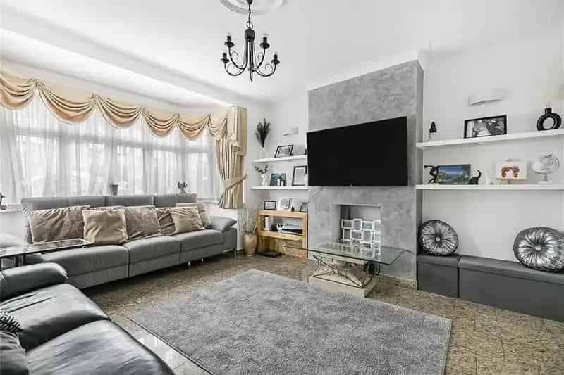 4 Bedroom Semi-Detached House for Sale in Cockfosters