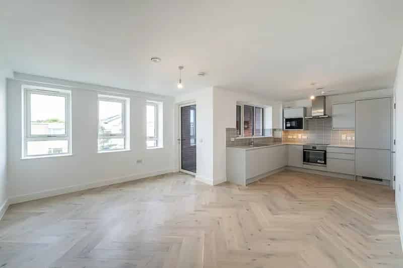 2 Bedroom Flat for Sale near Clapham and Wandsworth Commons