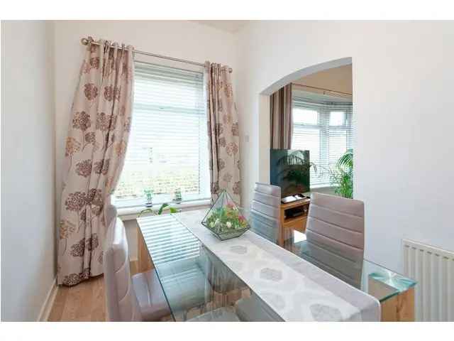 2 Bedroom Flat for Sale Mosspark Large Garden Driveway Parking