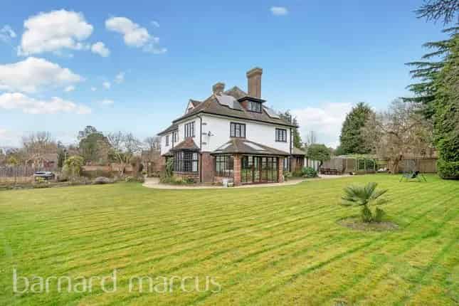 Six Bedroom Detached House Whitgift Estate