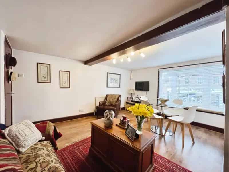 2 Bedroom Grade II Listed Apartment Tenterden High Street