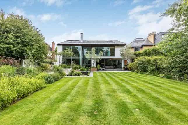 Stylish Contemporary House with Landscaped Garden and Cinema Room