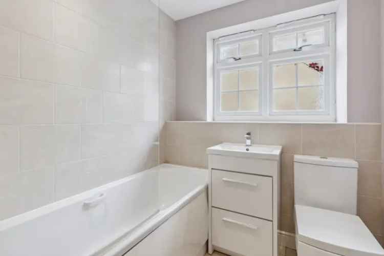 1 Bedroom Flat For Sale Near Town Centre and Train Station
