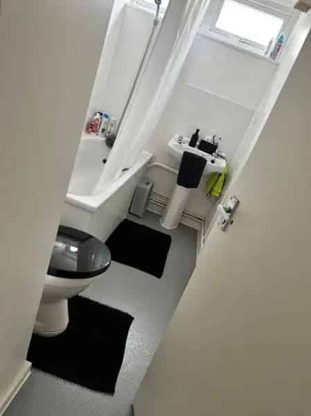 Lovely 2 Bedroom Flat with Balcony and New Kitchen