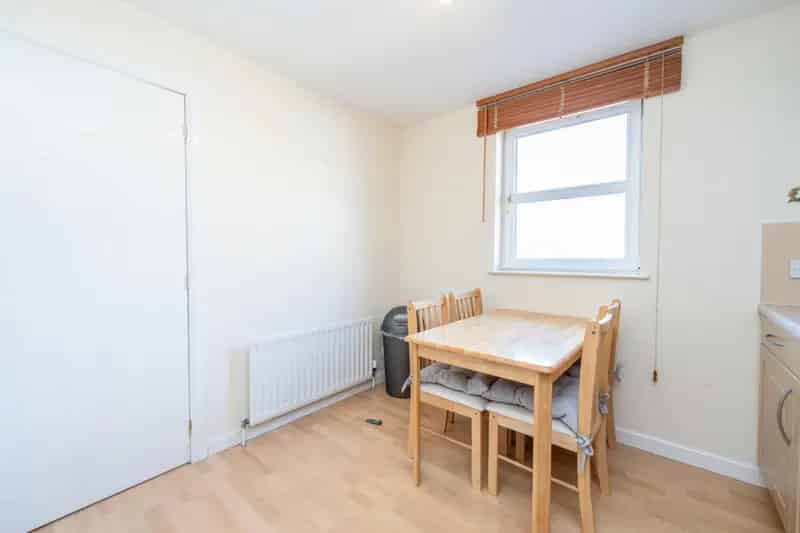 2 Double Bedroom Flat with Parking - City Centre Location