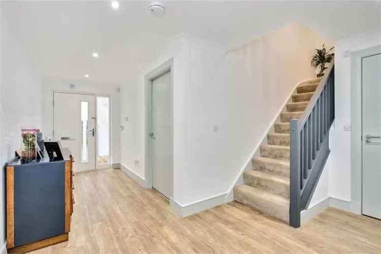 4 Bed House - Detached with 1 Reception Room