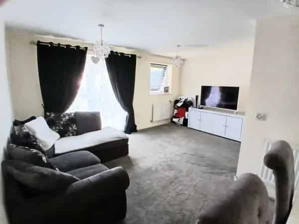 2 Bed 2 Bath House Solar Panels Double Drive Large Garden Near Train Station Schools Shops