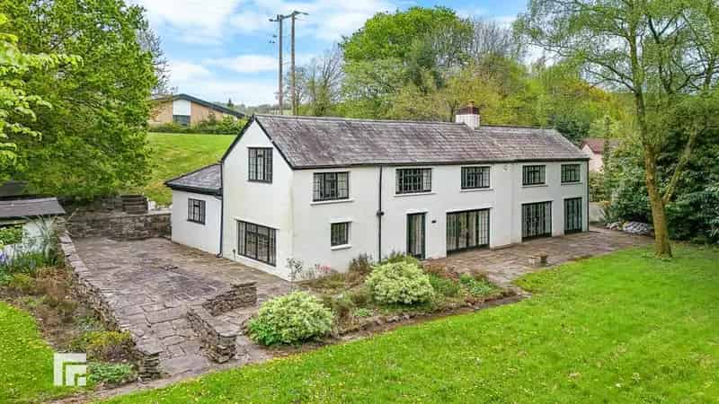 6 bedroom detached house for sale