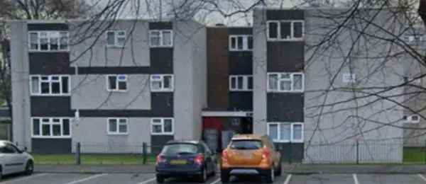 2 Bedroom Ground Floor Flat Large Living Room and Kitchen