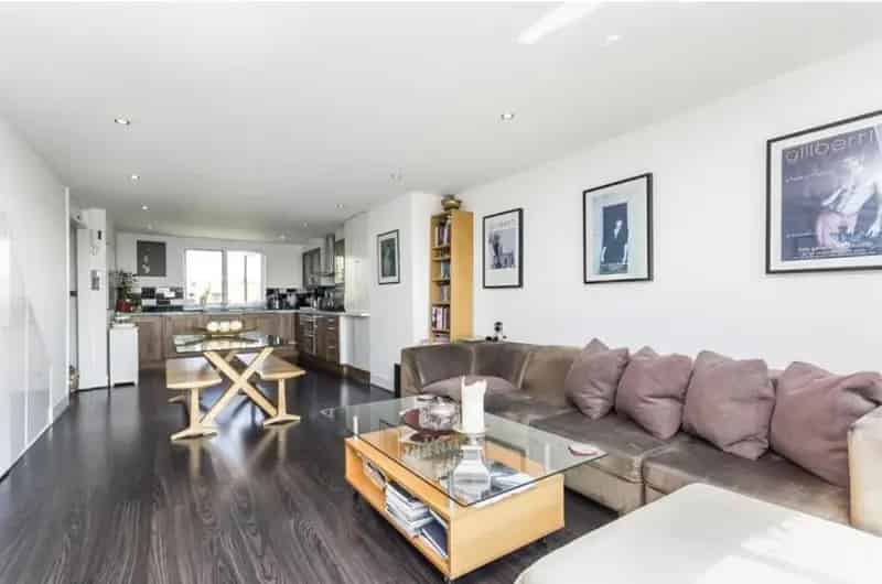 Spacious Apartment near Earls Court with Two Balconies