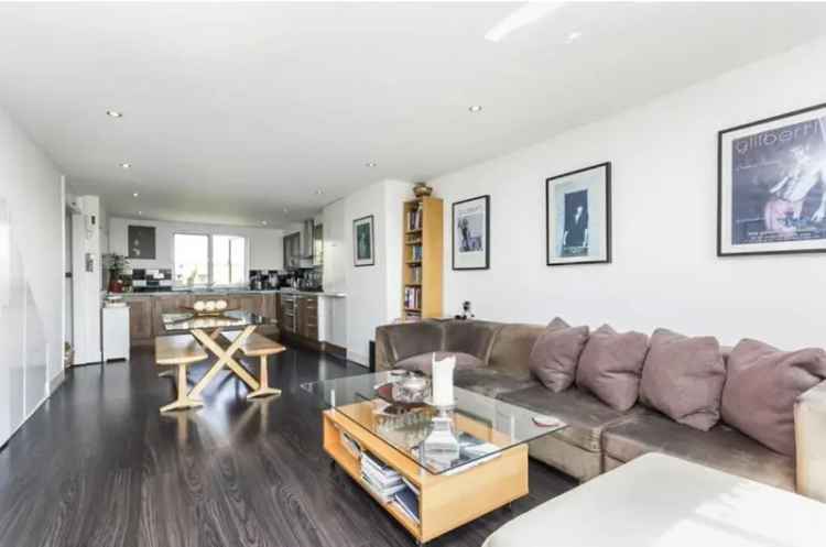 Spacious Apartment near Earls Court with Two Balconies