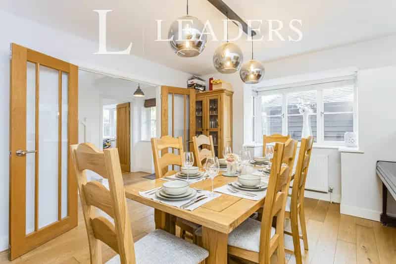 4 Bedroom Family Home with Twin Garage and Large Garden