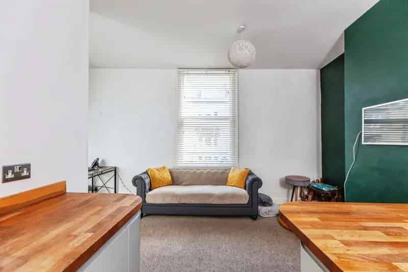 2 Bedroom Apartment Near Bath City Centre - Freehold - Low Fees